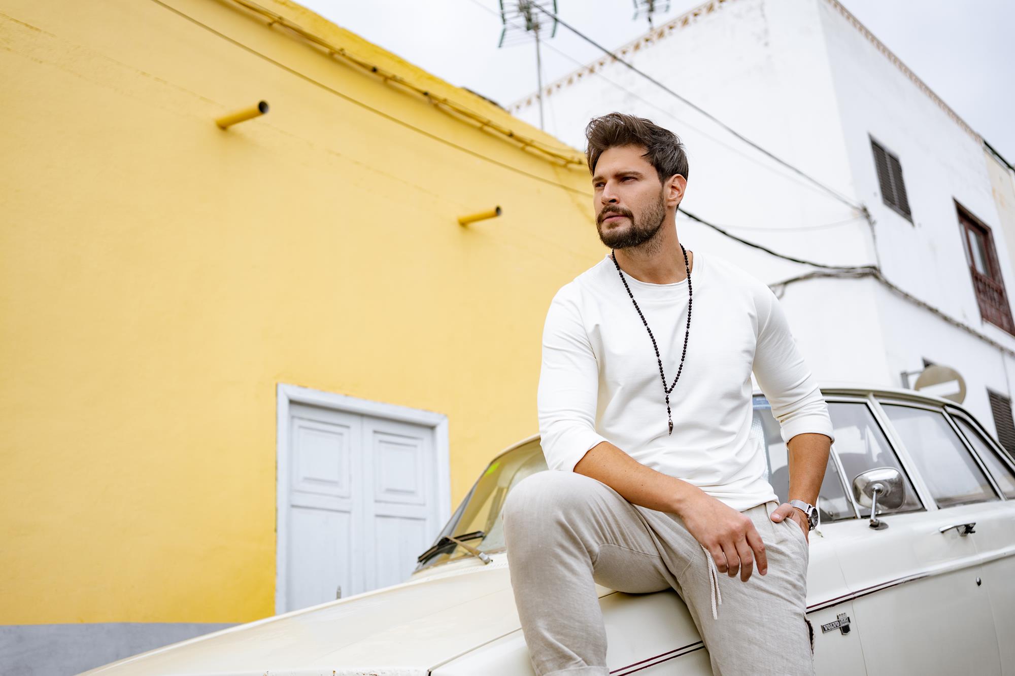 Fotografie reklamowe odzieży męskiej w klimatycznym otoczeniu miejskich skwerów