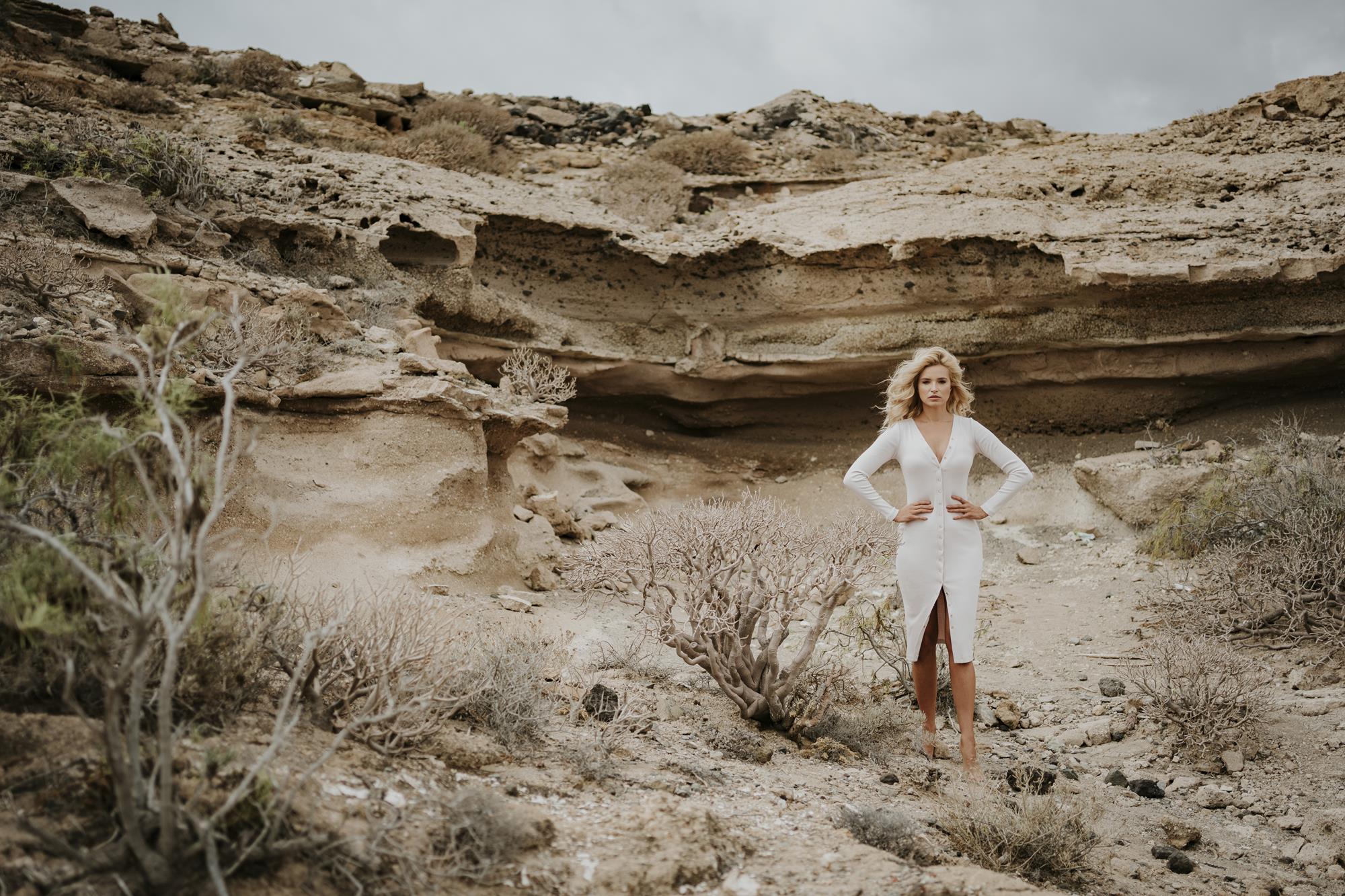 Outdoorowa fotografia reklamowa sukienek Nayko - harmonia z naturą